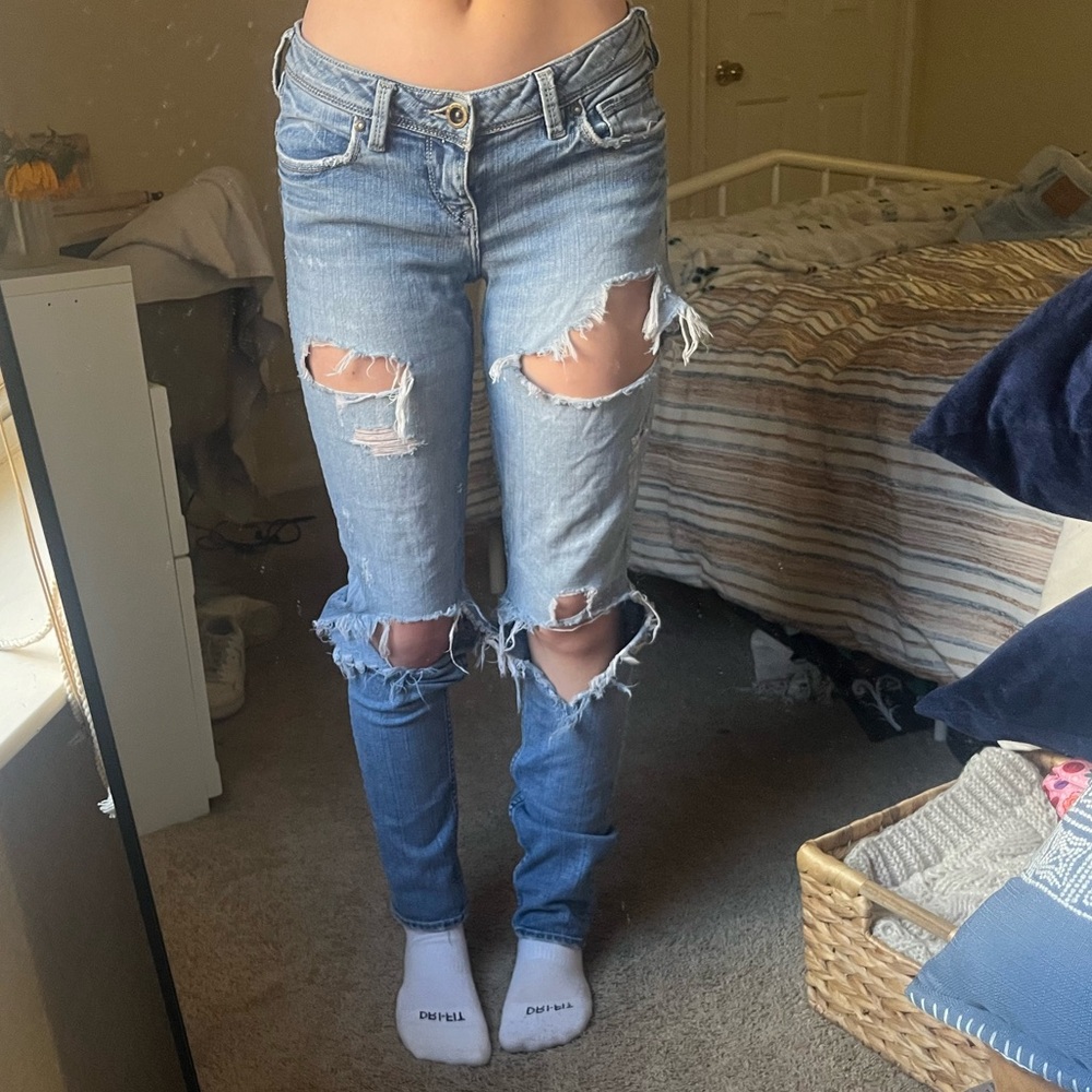 2000s blue low rise jeans. Comfy ripped material.